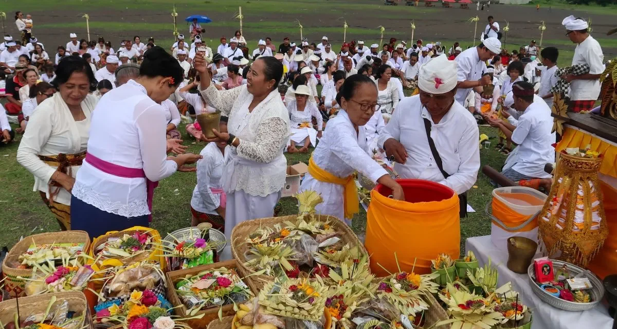 Upacara Melasti : Proses Pensucian Dalam Adat Bali