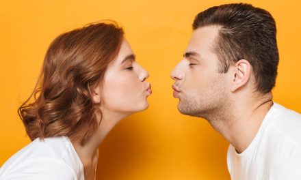 Manfaat Ciuman Bibir Akan Memunculkan Rasa Bahagia Loh!
