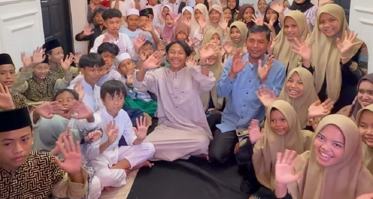 Penuh Haru! Fajar Sadboy Syukuran Rumah Baru Hasil Kerja